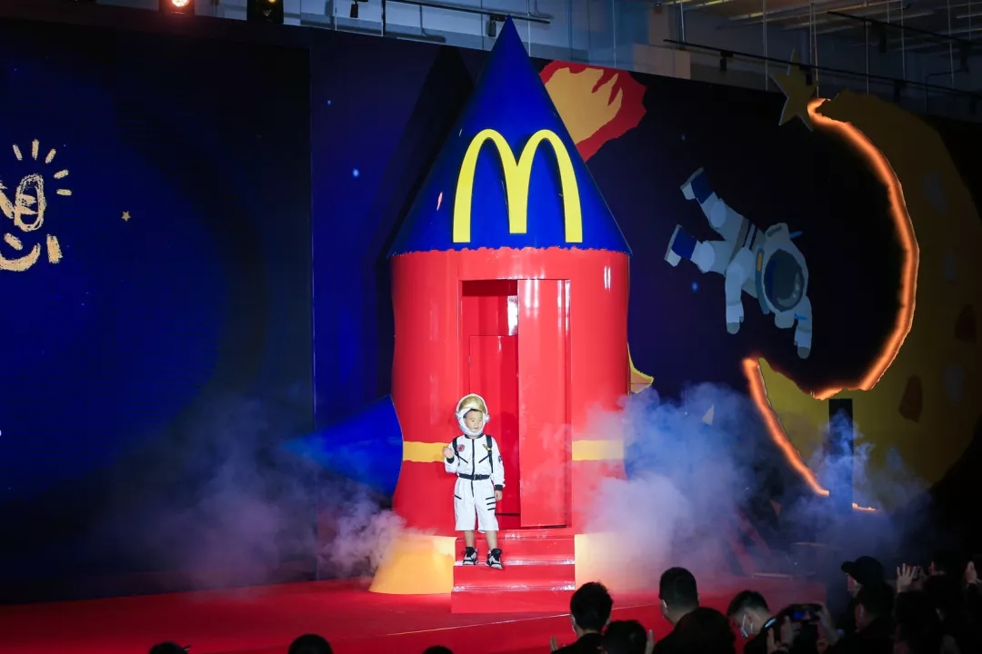 梧州麦当劳中国为孩子“点亮梦想”，带你上天！